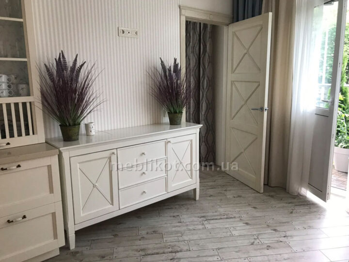 Комод в стилі кантрі